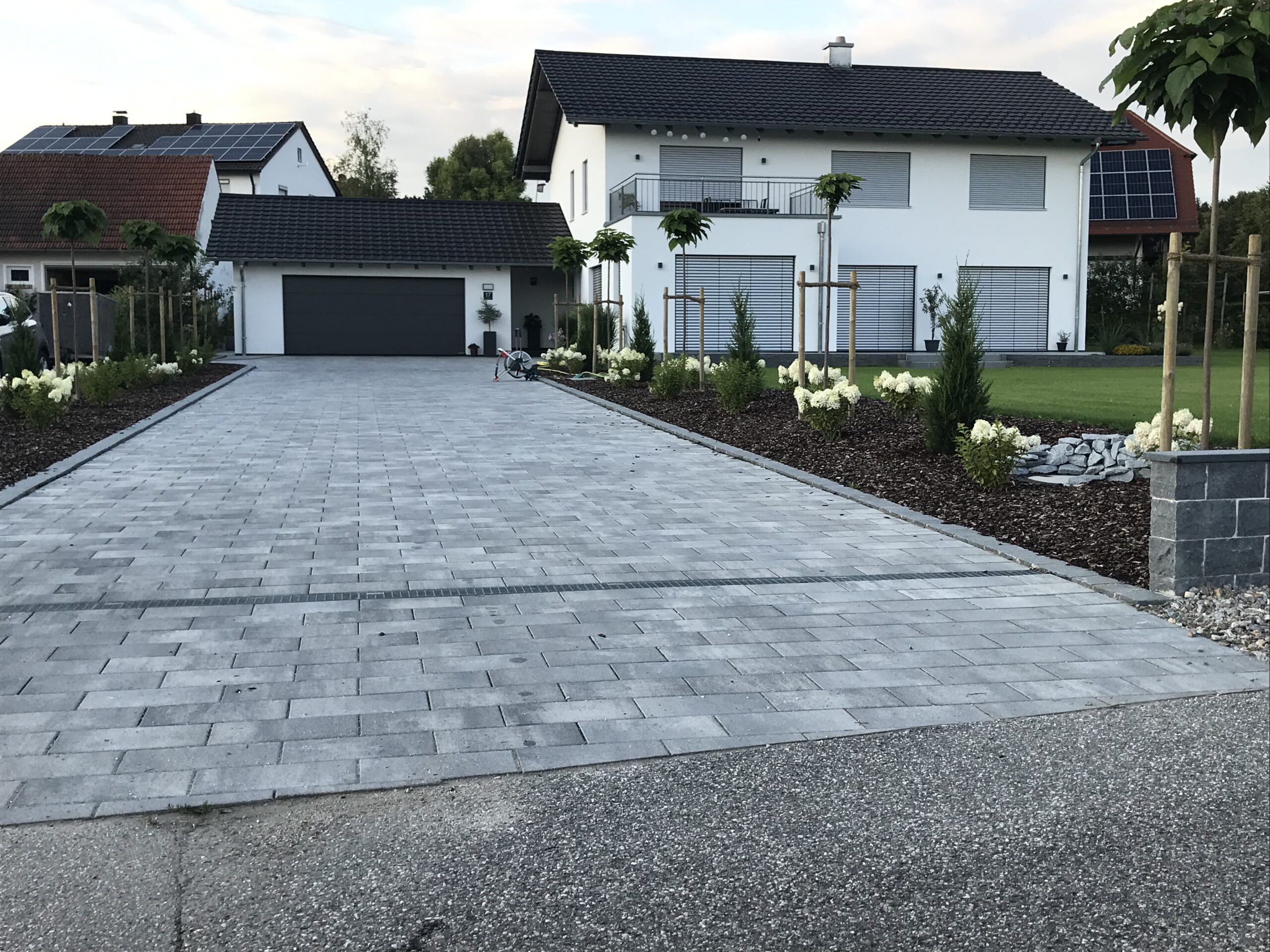 Fertig gestalteter Garten und Einfahrt